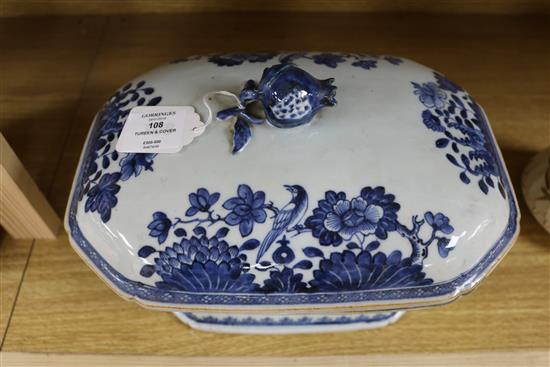 A Chinese export blue and white tureen and cover, Qianlong period, 35cm.